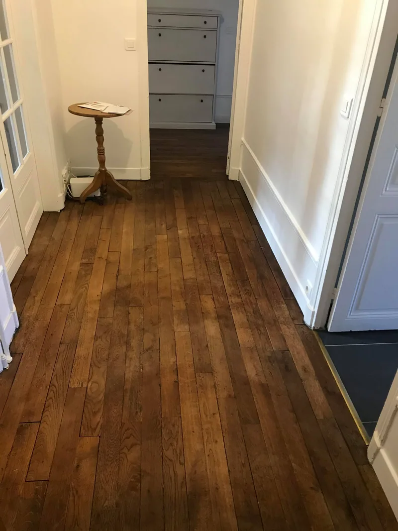 Parquet foncé dans les pièces de vie