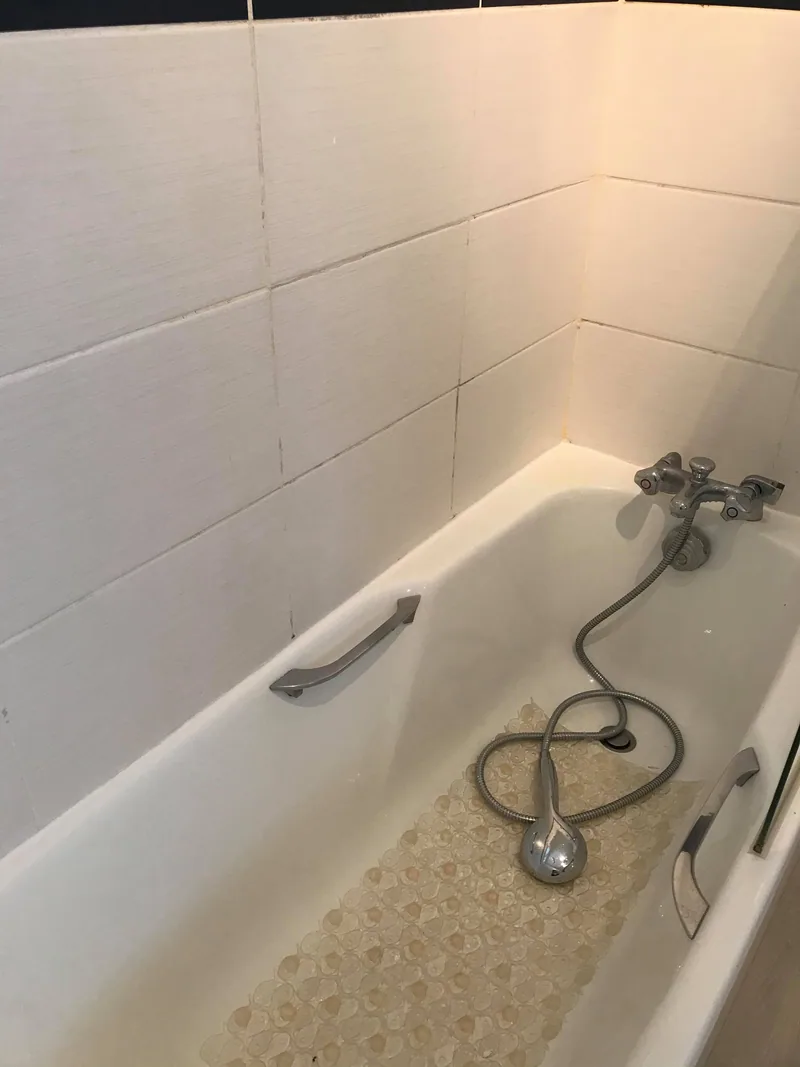 Salle de bain avec baignoire