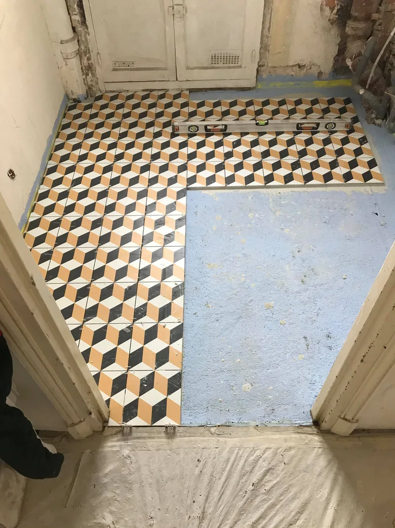 Pose du carrelage à motif géométrique