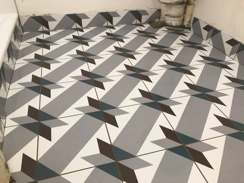 Salle de bain terminée — carrelage à motif triangulaire