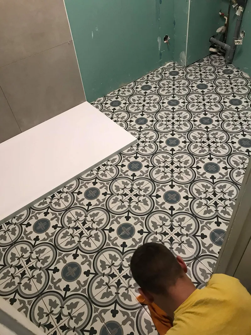 Pose des carreaux de ciment