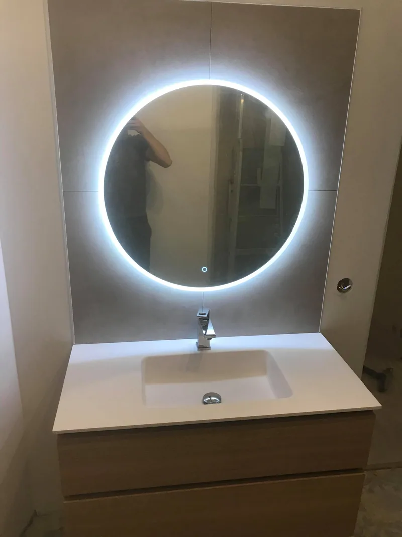 Meuble vasque et miroir lumineux