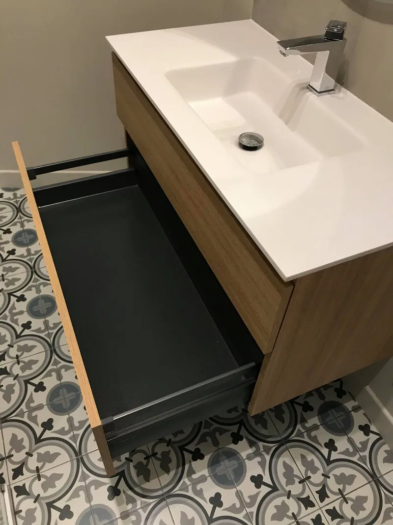 Salle de bain terminée — double vasque et carreaux de ciment
