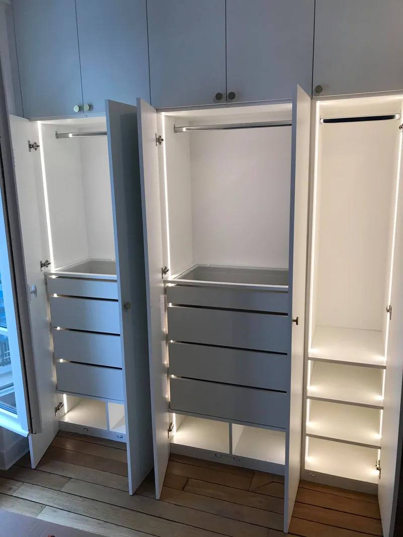 Rangements intégrés avec éclairage