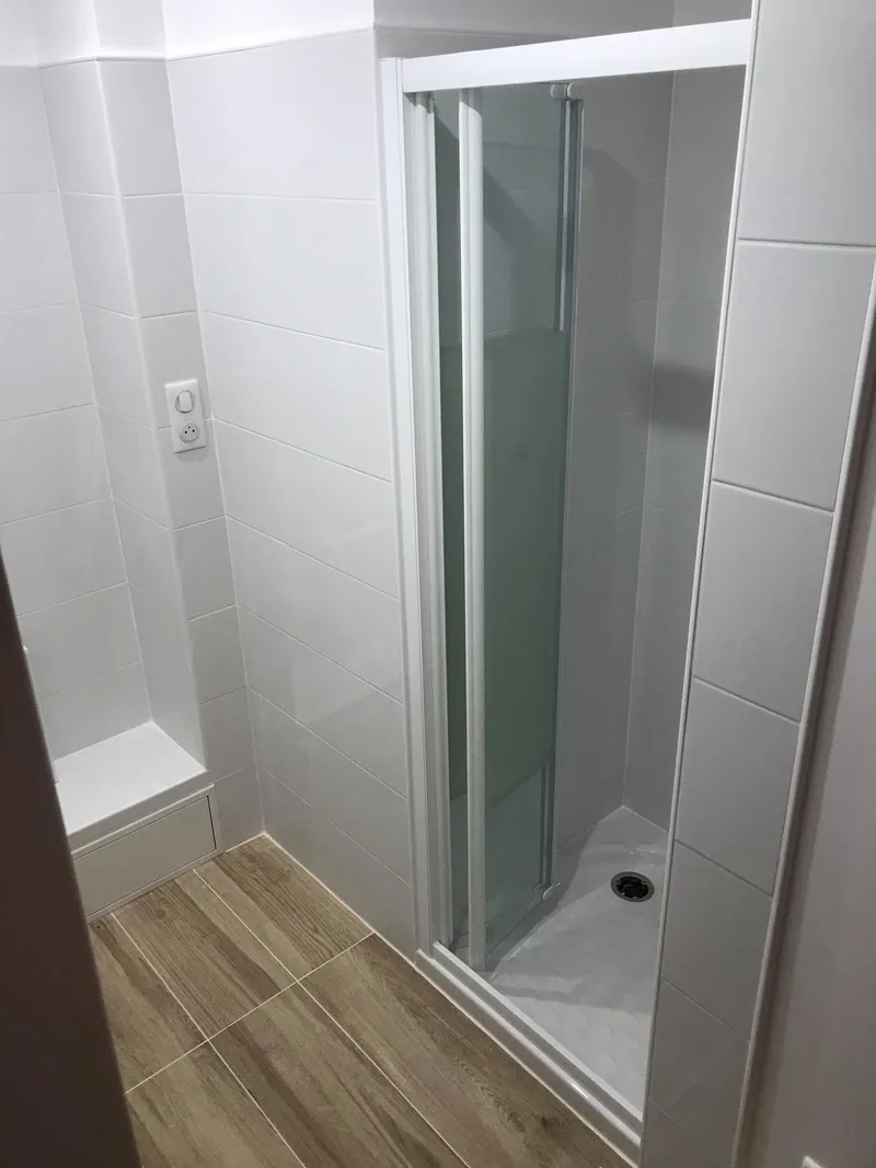 Salle d'eau avec cabine de douche