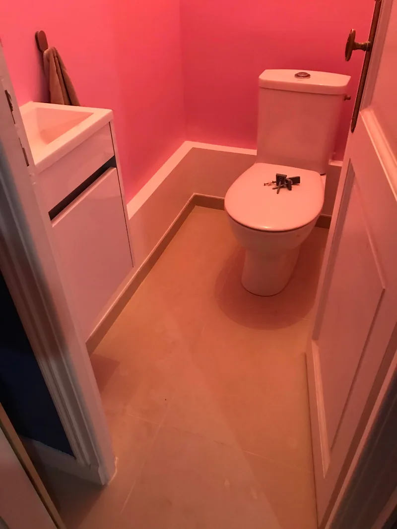 WC — peinture rouge et sol effet bois