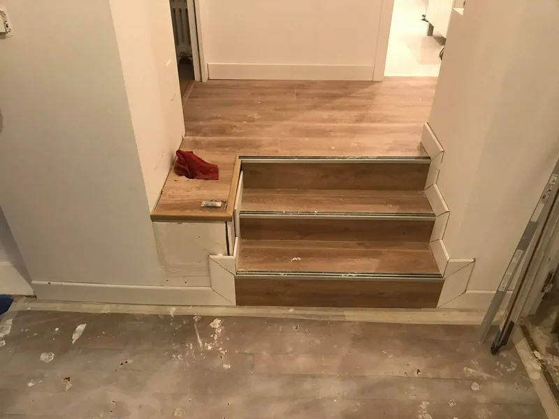 Escalier terminé — marches bois et sol assorti