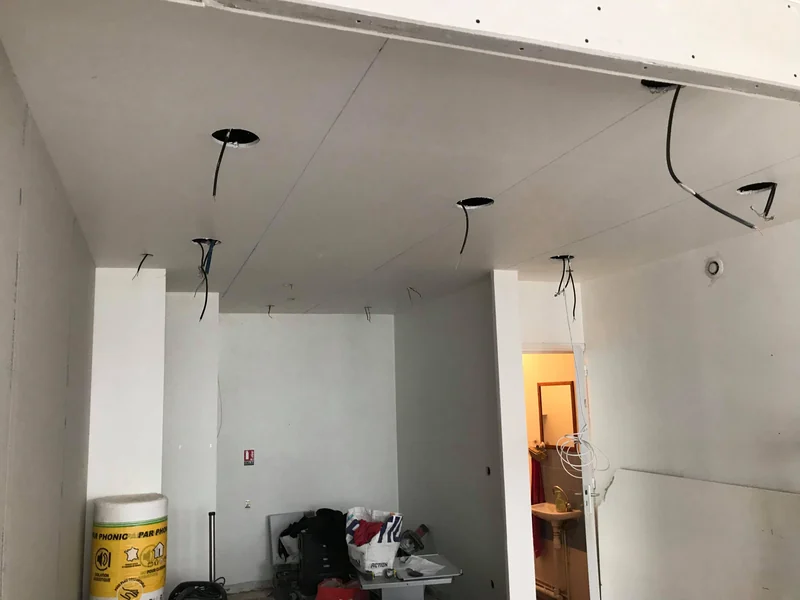 Faux plafond avec réservations pour spots et passage des câbles