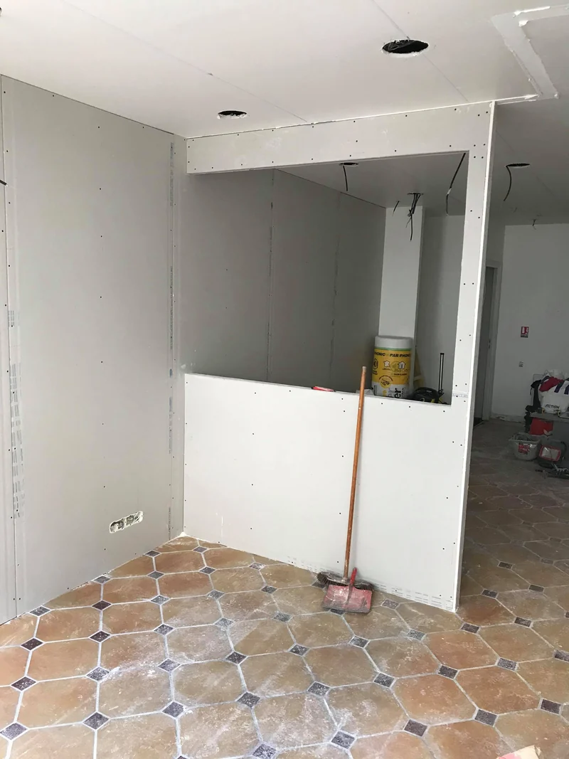 Cloison en plaques de plâtre avec large ouverture