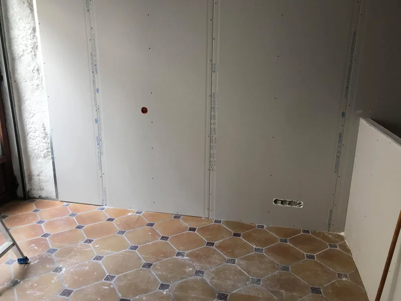 Plaques de plâtre avec réservations pour boîtiers électriques