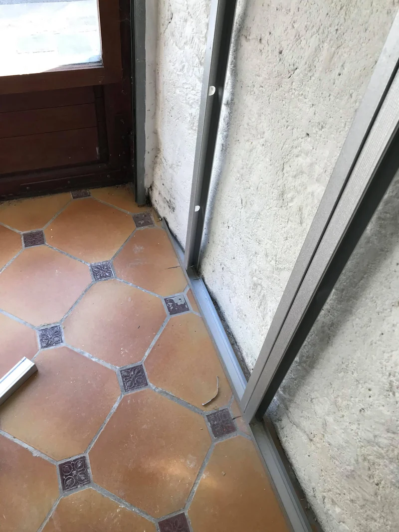 Profilés posés à l'entrée, sol en tomettes conservé