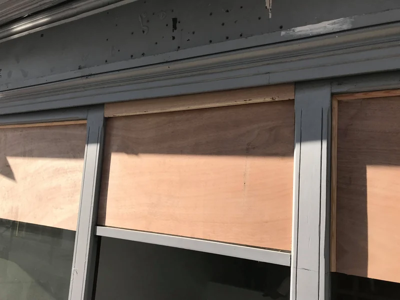 Devanture protégée pendant les travaux