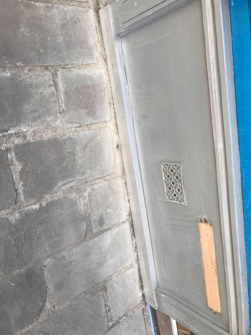 Porte avec grille de ventilation, panneau repris