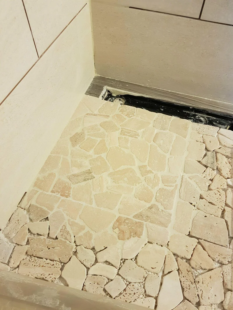 Travaux de carrelage et de plomberie en cours