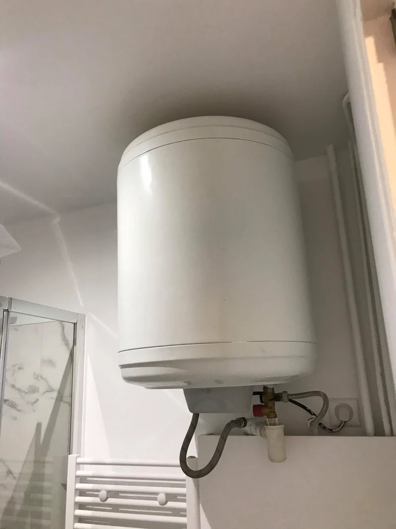 Douche avec receveur 80 × 80 et colonne de douche