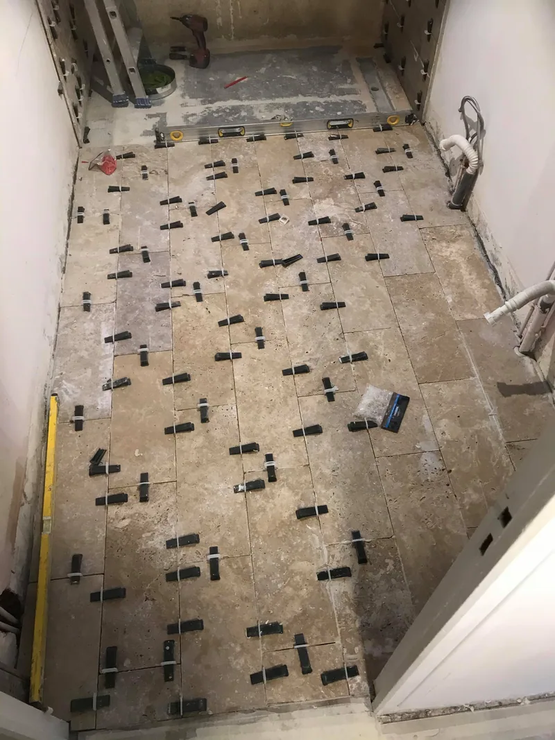 Carrelage en cours dans la salle d'eau