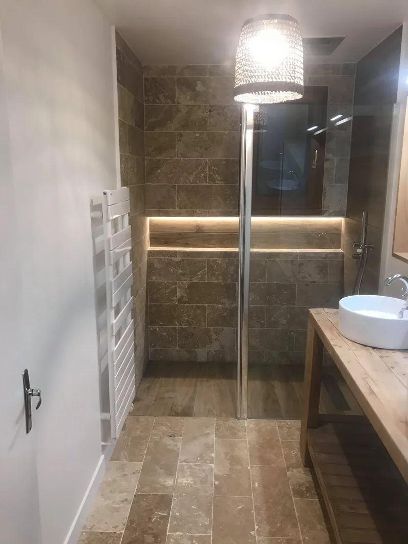Douche à l'italienne, carrelage effet pierre