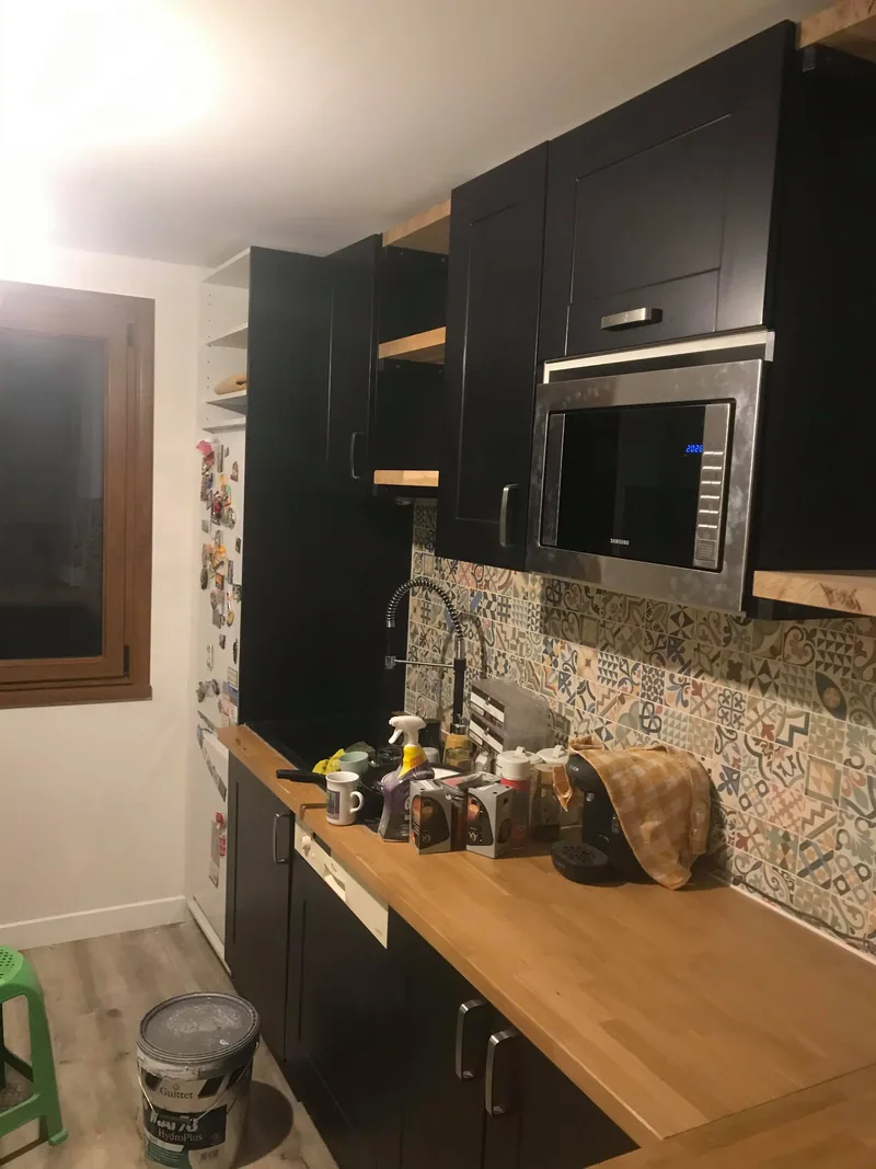 Cuisine à façades foncées et plan de travail bois