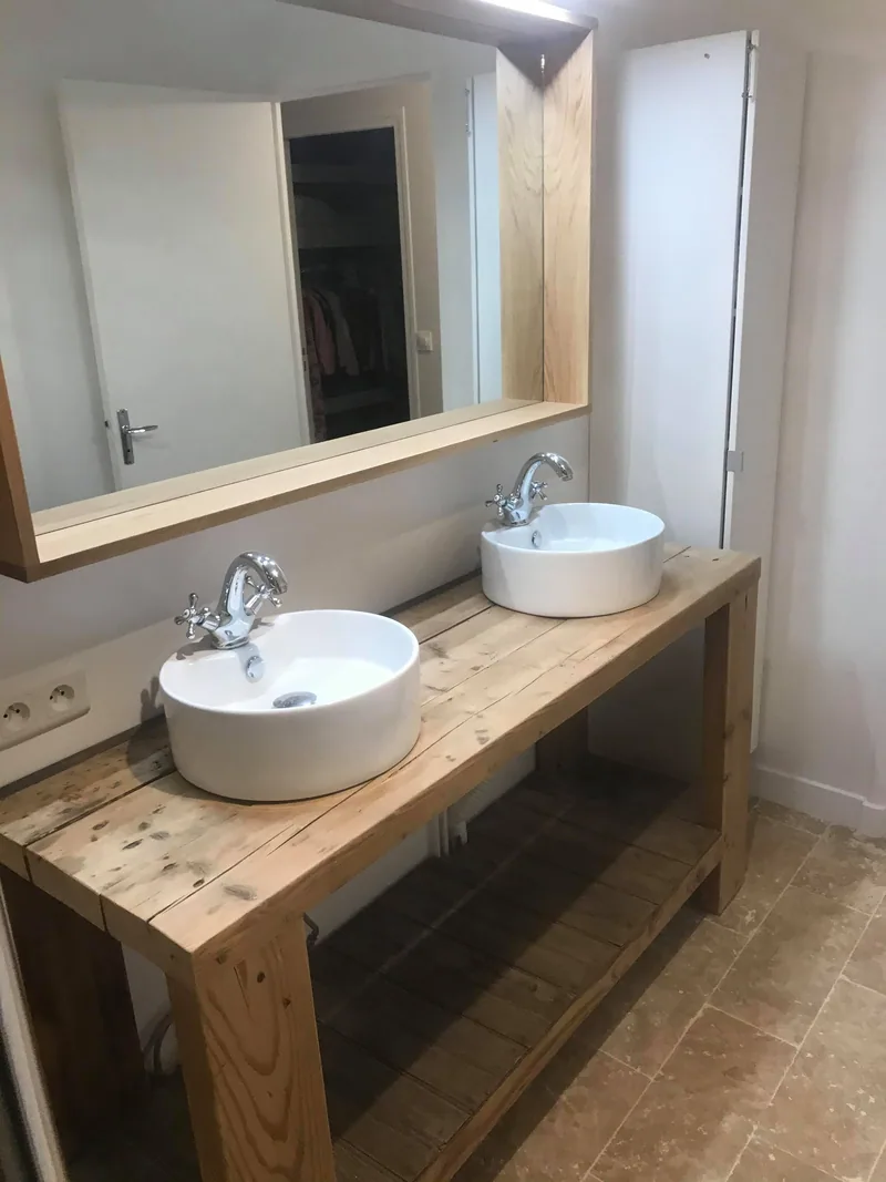 Salle d'eau terminée — double vasque sur meuble bois
